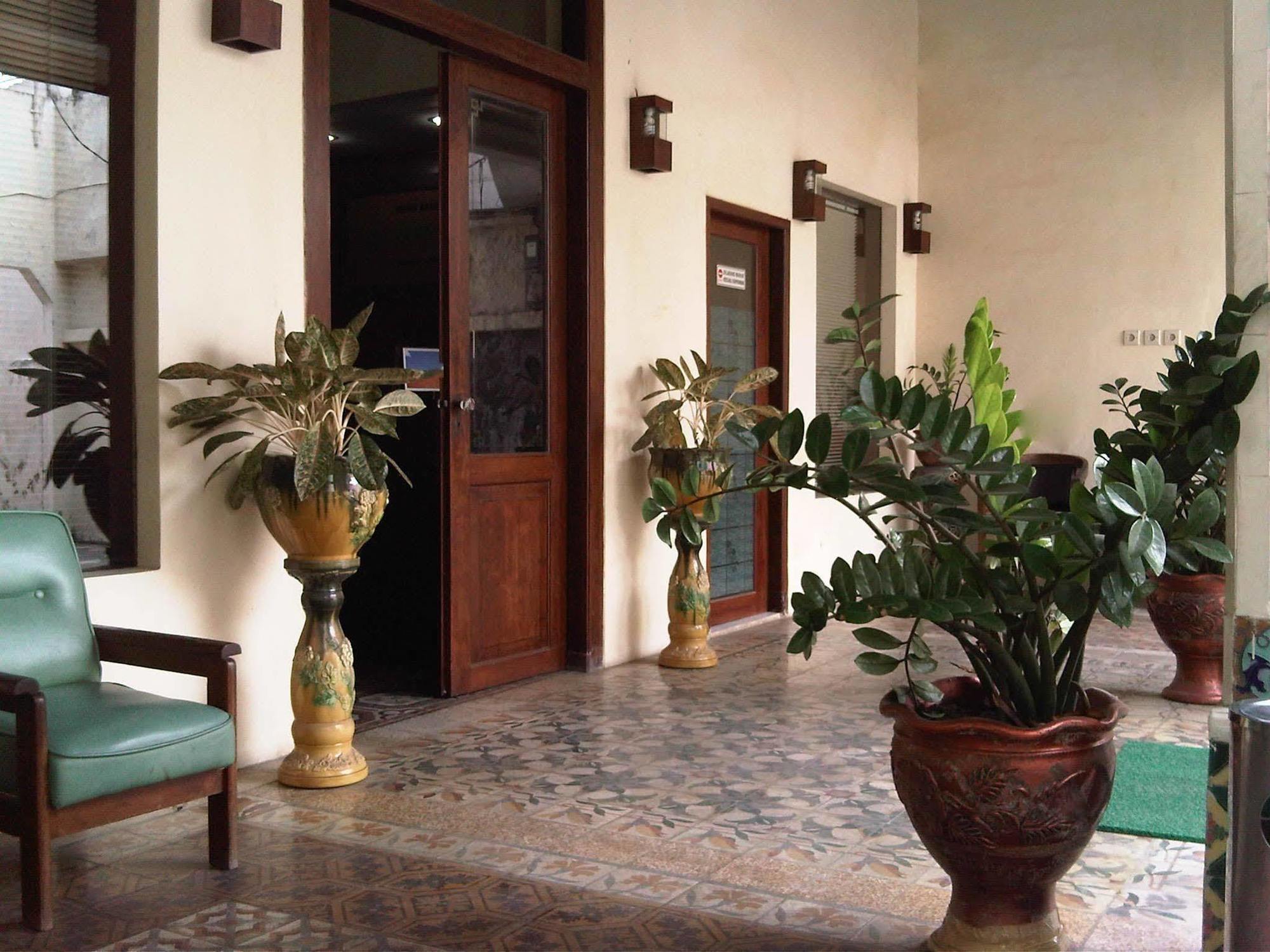 Hotel Keluarga Djagalan Raya 泗水 外观 照片