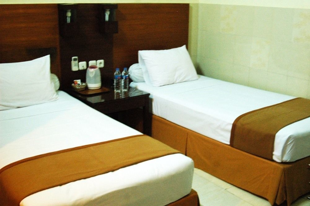 Hotel Keluarga Djagalan Raya 泗水 外观 照片