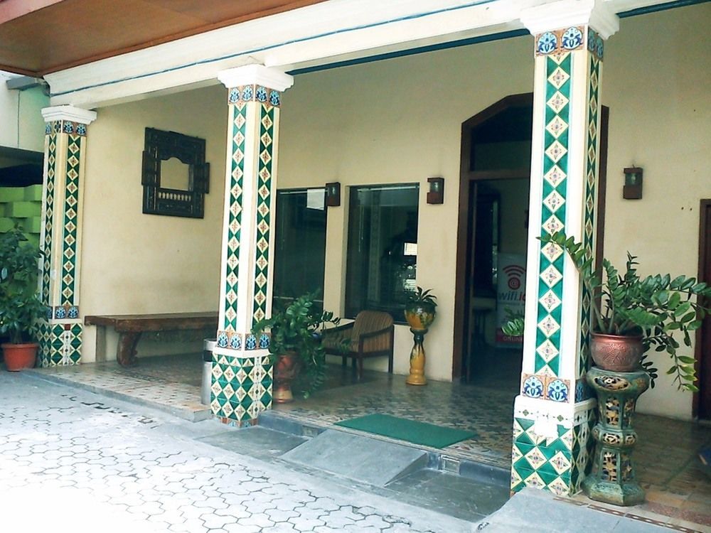 Hotel Keluarga Djagalan Raya 泗水 外观 照片