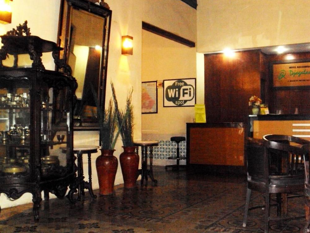 Hotel Keluarga Djagalan Raya 泗水 外观 照片