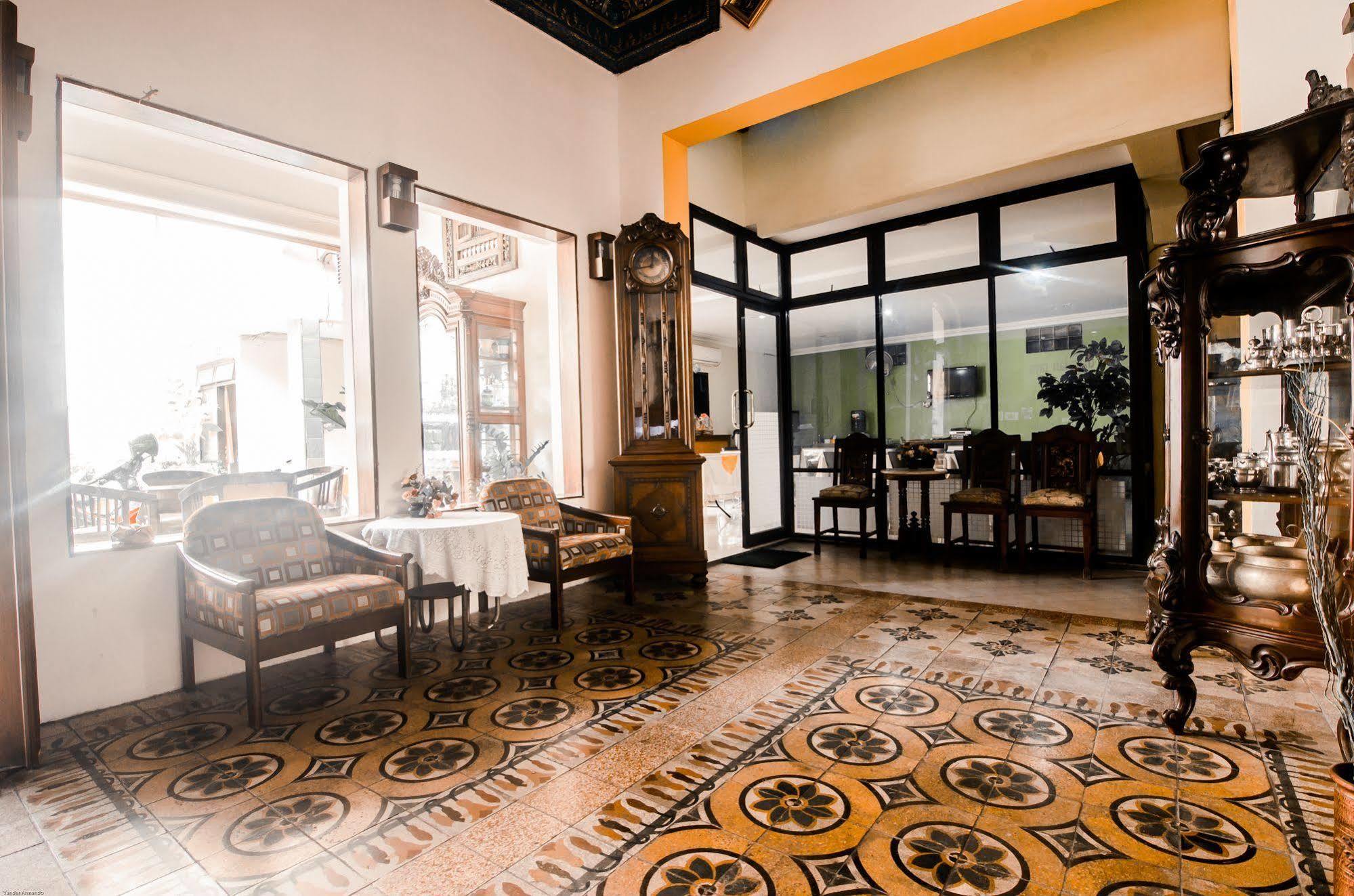 Hotel Keluarga Djagalan Raya 泗水 外观 照片