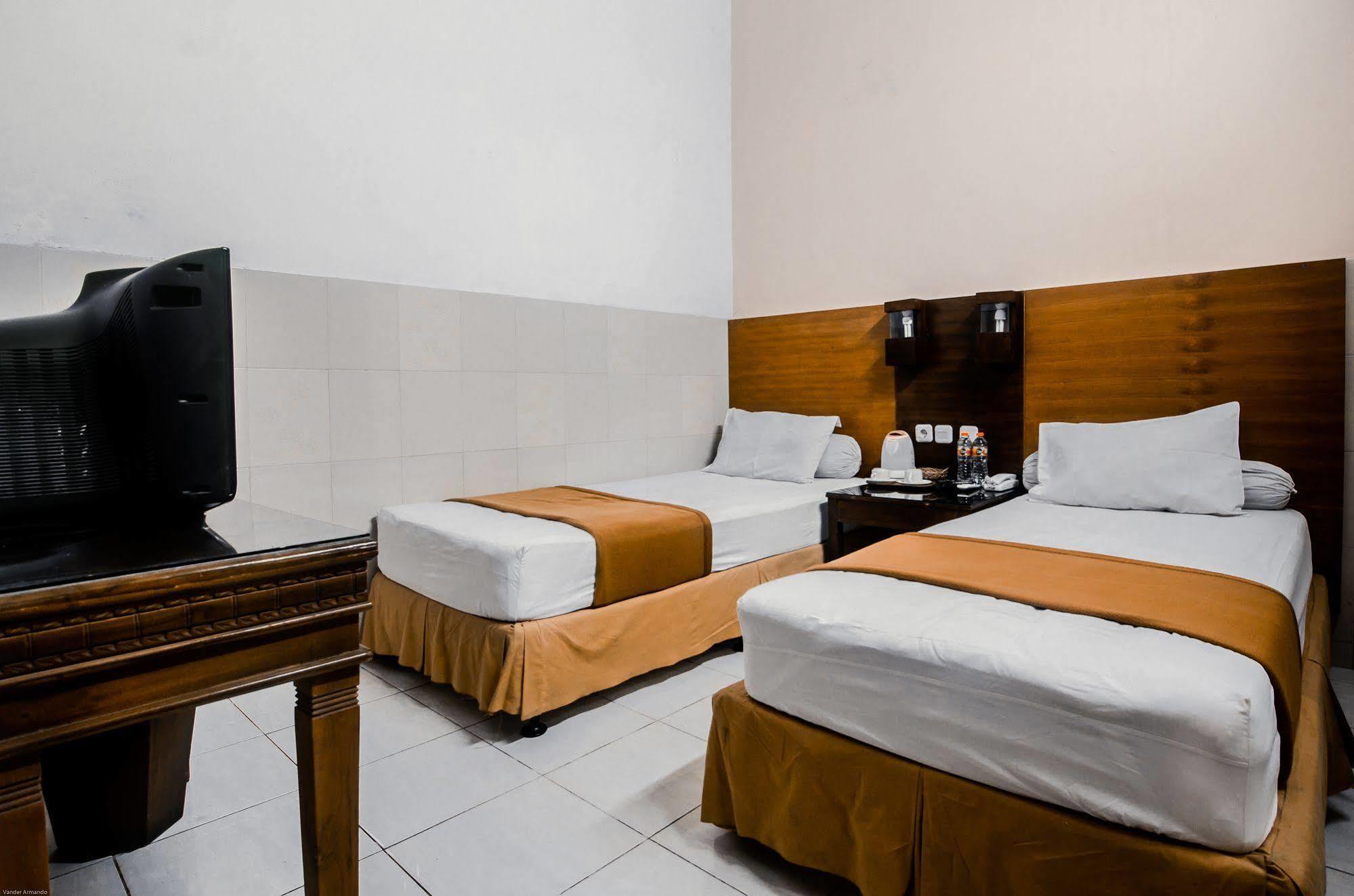 Hotel Keluarga Djagalan Raya 泗水 外观 照片