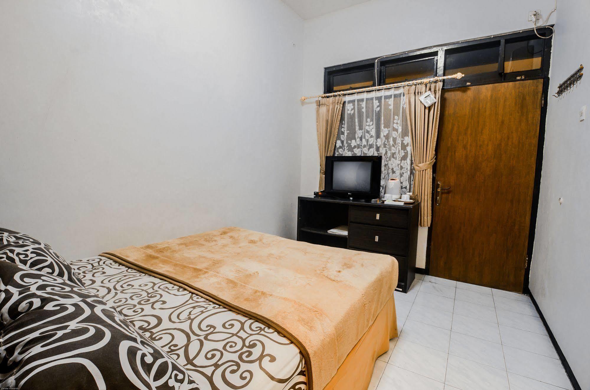 Hotel Keluarga Djagalan Raya 泗水 外观 照片