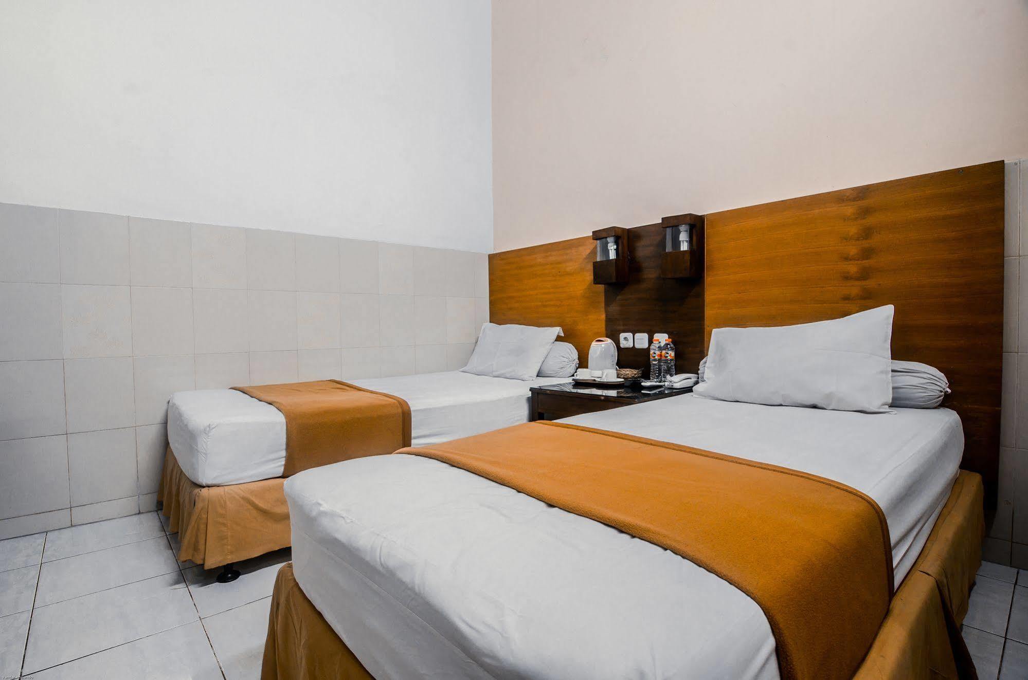 Hotel Keluarga Djagalan Raya 泗水 外观 照片