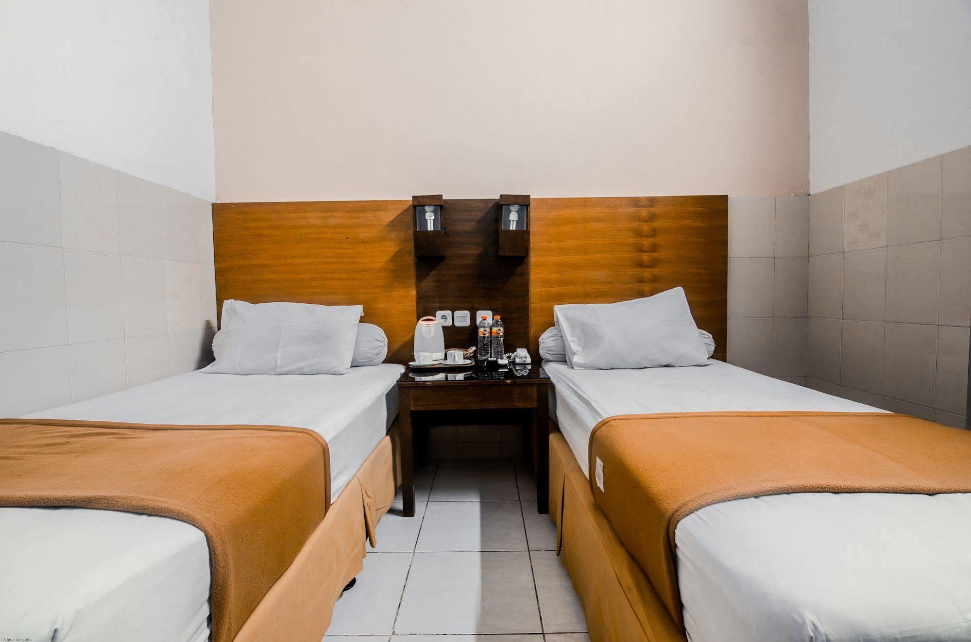 Hotel Keluarga Djagalan Raya 泗水 外观 照片